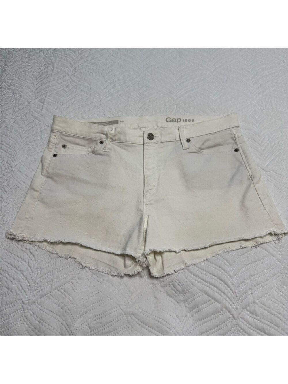 GAP 1969 Women’s White Stretch Denim Cut Off Shorts. Size 30R